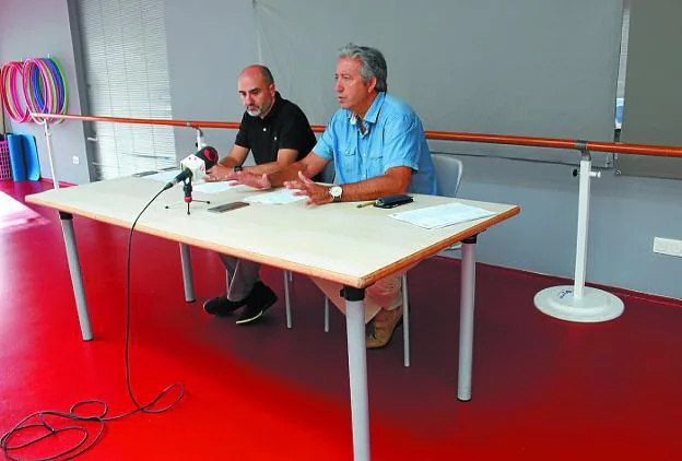 El gerente de Bidasoa XXI, Iñigo Zumeaga, y el delegado de Deportes, Pedro Alegre, en Azken Portu.