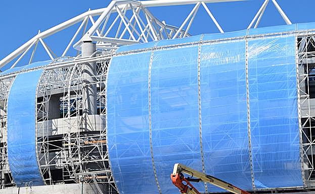 Imagen. La cubierta de EFTE ya instalada en la nueva grada sur de Anoeta. 