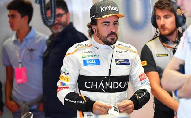 Fernando Alonso preparándose para los libres en el circuito de Monza, Italia
