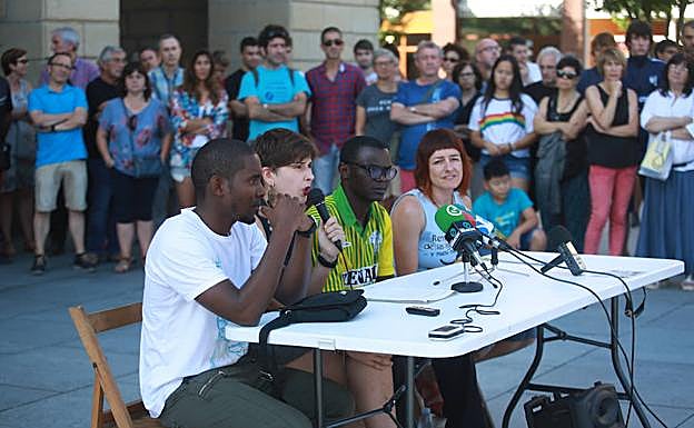 La rueda de prensa de la red de apoyo a inmigrantes constituida en Irun.