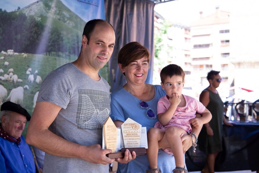 El Artzain Eguna de Gipuzkoa ha cumplido este domingo 28 años celebrándose en el centro de Legazpi, con la flor y nata del pastoreo del territorio como protagonistas.