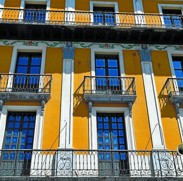 Fachadas de cuatro edificios culturales que se incluyen en este importante estudio.
