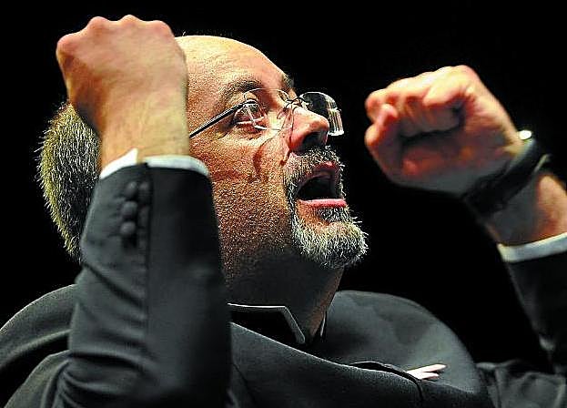 José Miguel Laskurain en plena dirección de una obra durante un concierto.