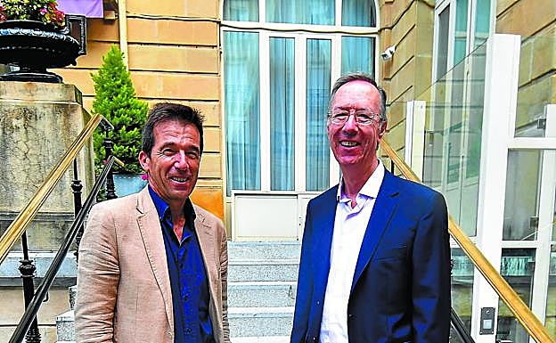 Expertos. Juanjo Álvarez y Alberto López Basaguren, distendidos y antes del debate, a la entrada de un hotel en Donostia.