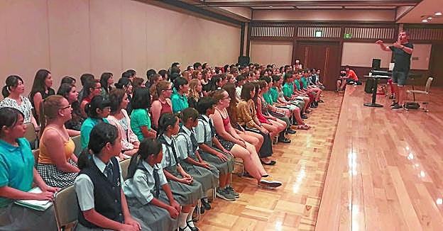 En un ensayo. Xabier Sarasola dirigiendo en uno de los ensayos a los dos coros japoneeses y al de la República Checa.