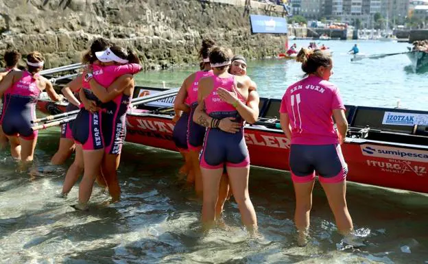 Las remeras de San Juan celebran su victoria tras lograr el mejor tiempo en la primera jornada de la Bandera de la Concha.