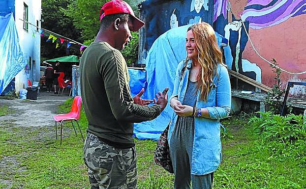 Imagen principal - Arriba, Jaione Berridi charla con Óscar, que fue devuelto a Irun desde Burdeos. Abajo a la izquierda, Charo y Marling clasifican la ropa que les donan los ciudadanos. A la derecha, Jesús e Iñigo con Romeo que ya entrena en un club de Irun 