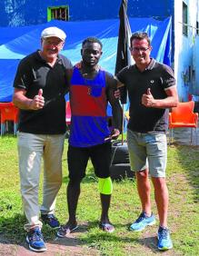 Imagen secundaria 2 - Arriba, Jaione Berridi charla con Óscar, que fue devuelto a Irun desde Burdeos. Abajo a la izquierda, Charo y Marling clasifican la ropa que les donan los ciudadanos. A la derecha, Jesús e Iñigo con Romeo que ya entrena en un club de Irun 