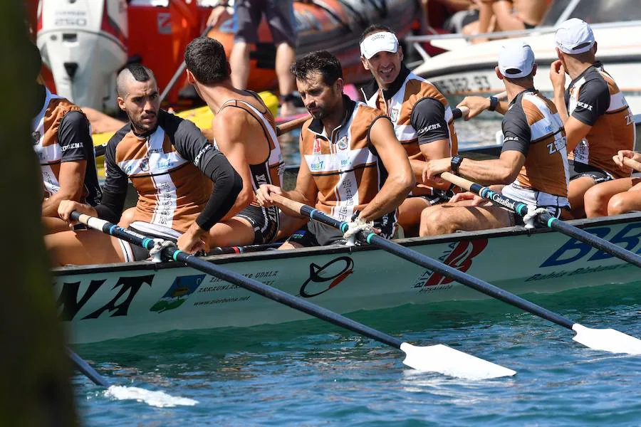 La bahía de San Sebastián ha acogido este domingo la regata de la Bandera de La Concha.