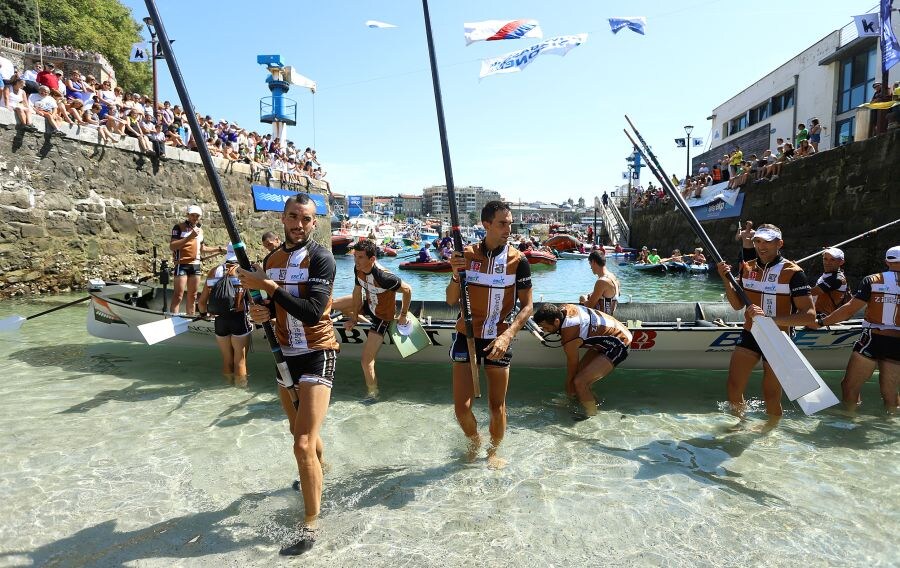 La bahía de San Sebastián ha acogido este domingo la regata de la Bandera de La Concha.