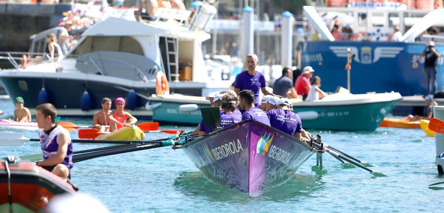 La bahía de San Sebastián ha acogido este domingo la regata de la Bandera de La Concha.