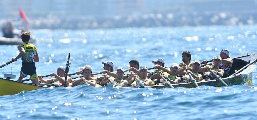 La bahía de San Sebastián ha acogido este domingo la regata de la Bandera de La Concha.