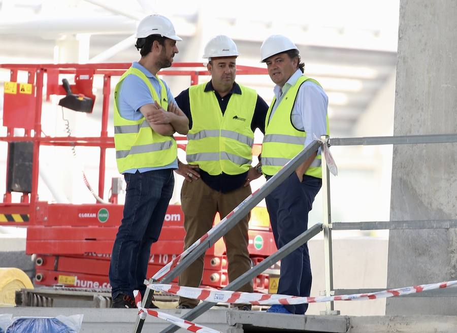 Este lunes ha dado comienzo la instalación del nuevo césped en el estadio txuri-urdin. El arranque ha sido por la Tribuna Oeste