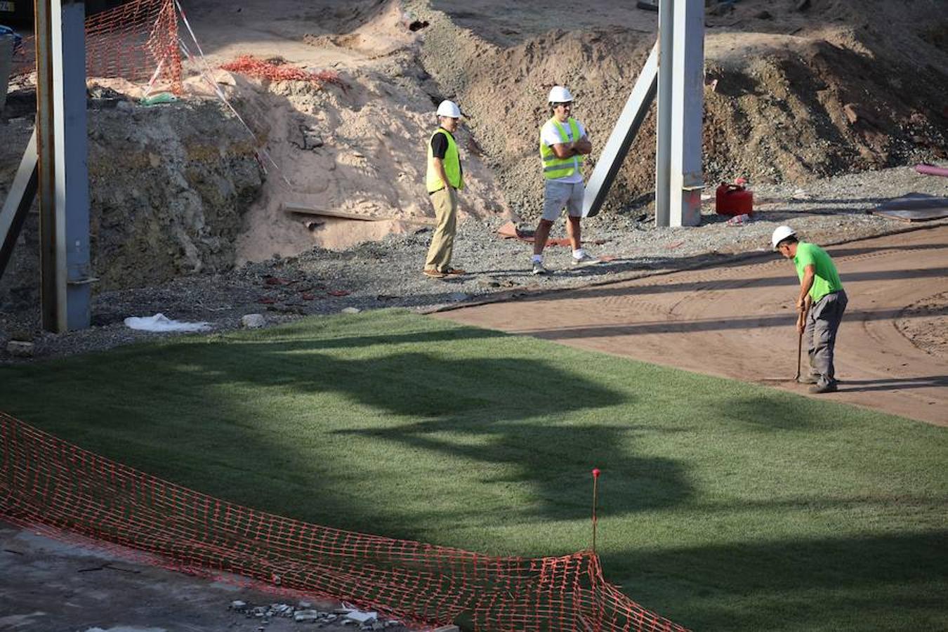 Este lunes ha dado comienzo la instalación del nuevo césped en el estadio txuri-urdin. El arranque ha sido por la Tribuna Oeste
