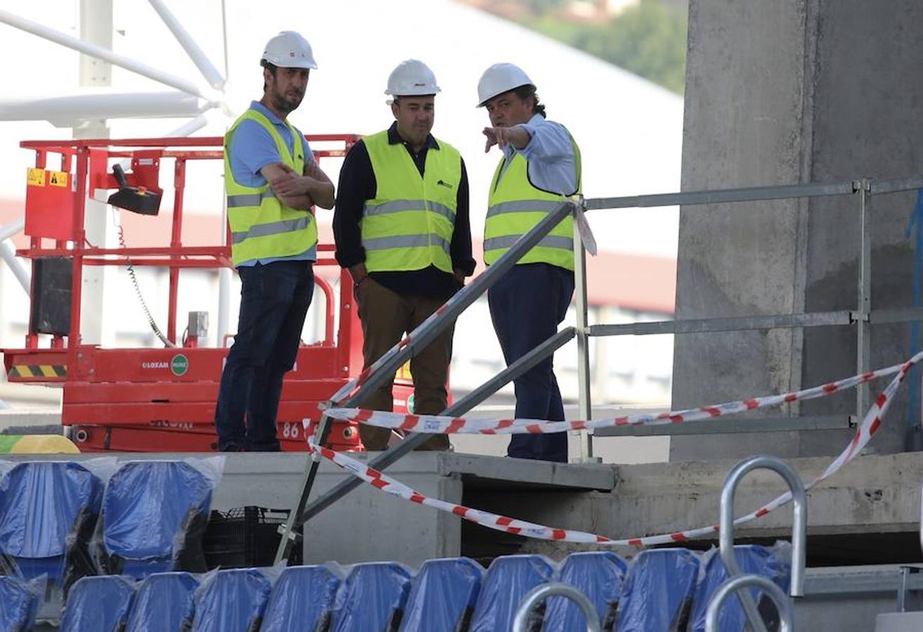 Este lunes ha dado comienzo la instalación del nuevo césped en el estadio txuri-urdin. El arranque ha sido por la Tribuna Oeste