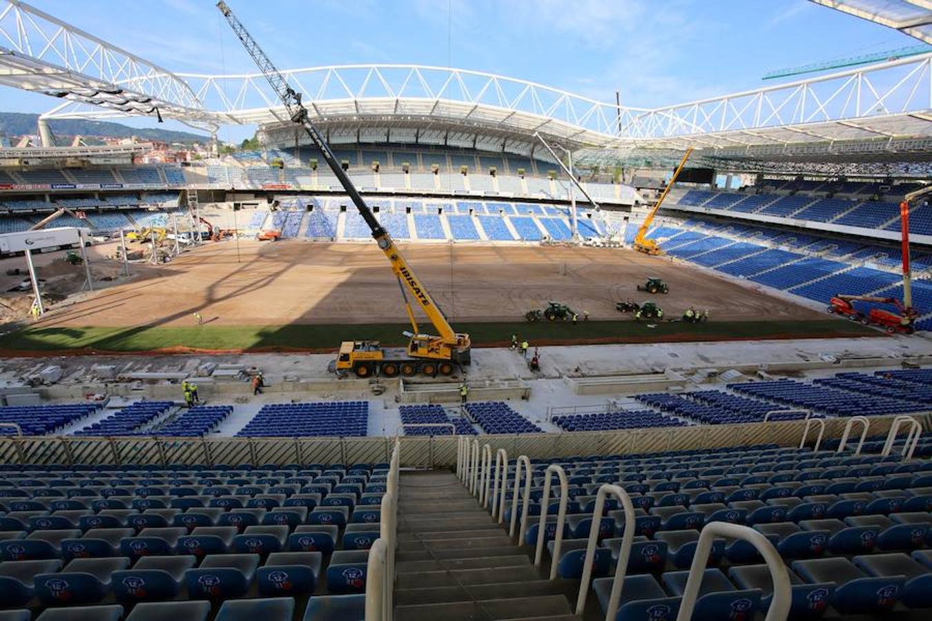 Este lunes ha dado comienzo la instalación del nuevo césped en el estadio txuri-urdin. El arranque ha sido por la Tribuna Oeste