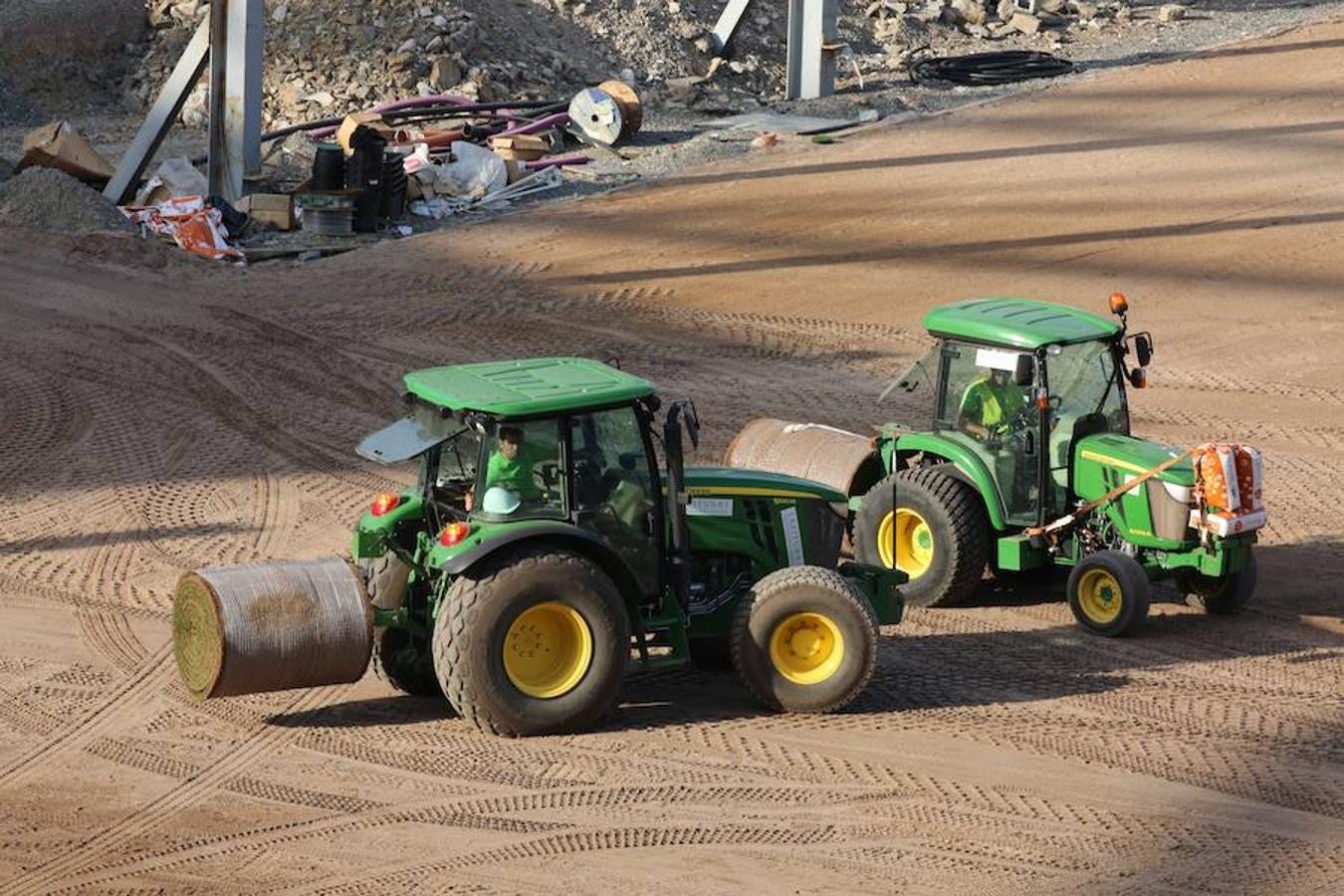 Este lunes ha dado comienzo la instalación del nuevo césped en el estadio txuri-urdin. El arranque ha sido por la Tribuna Oeste