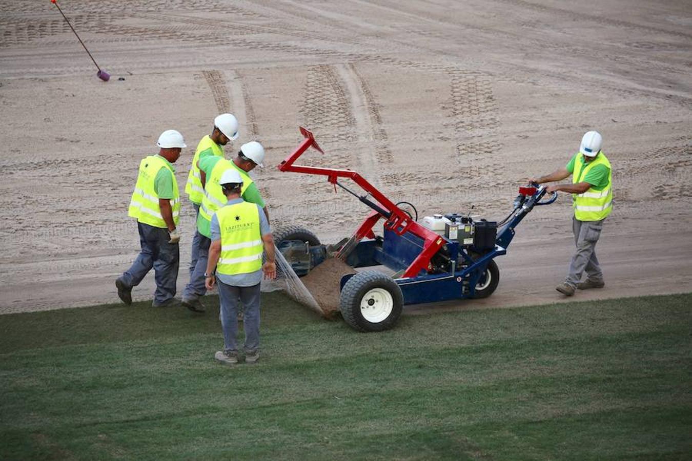 Este lunes ha dado comienzo la instalación del nuevo césped en el estadio txuri-urdin. El arranque ha sido por la Tribuna Oeste