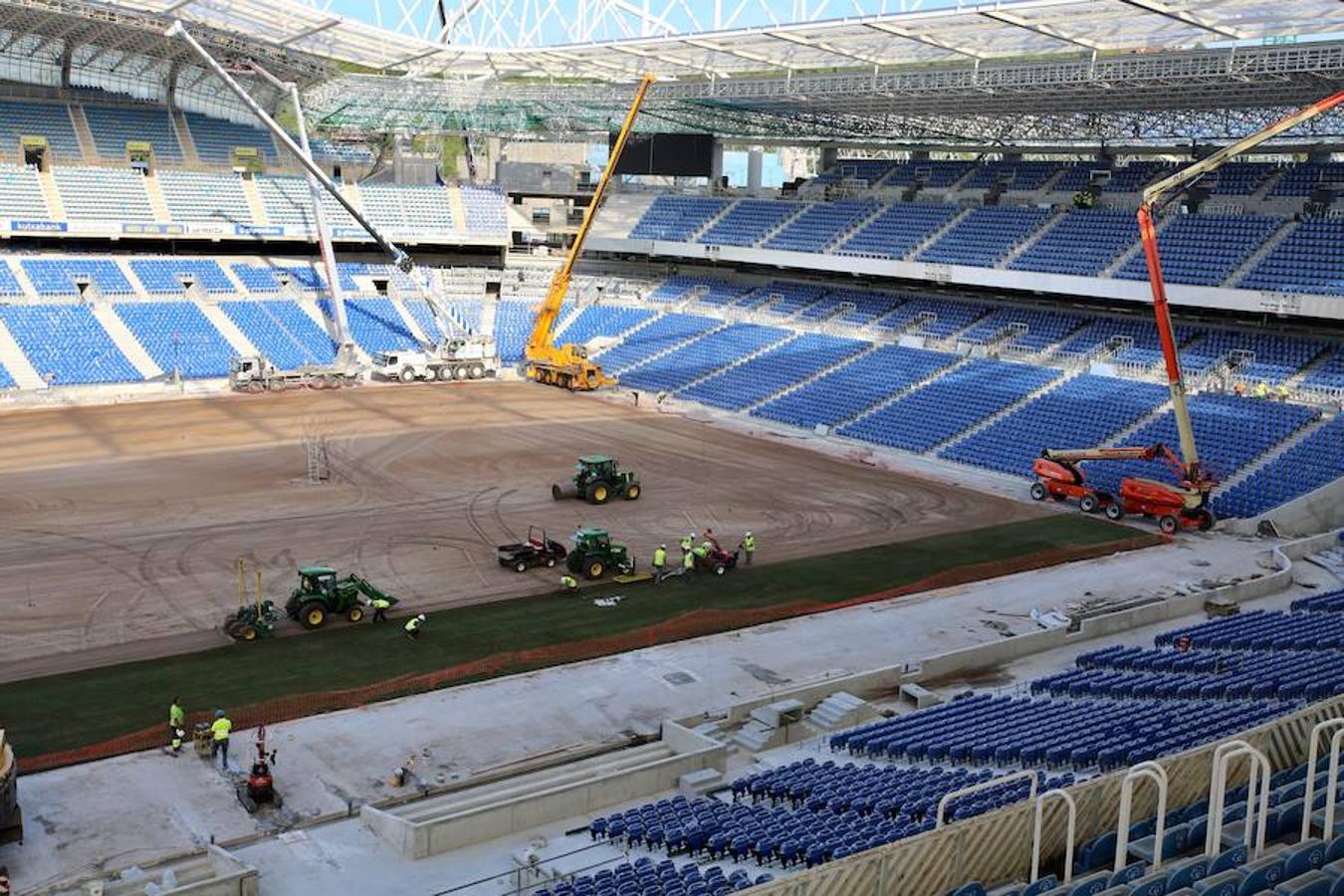 Este lunes ha dado comienzo la instalación del nuevo césped en el estadio txuri-urdin. El arranque ha sido por la Tribuna Oeste