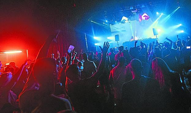 Poco antes del amanecer la sala grande de Gazteszena presentaba este animado aspecto durante la sesión de la palestina Sama'. 