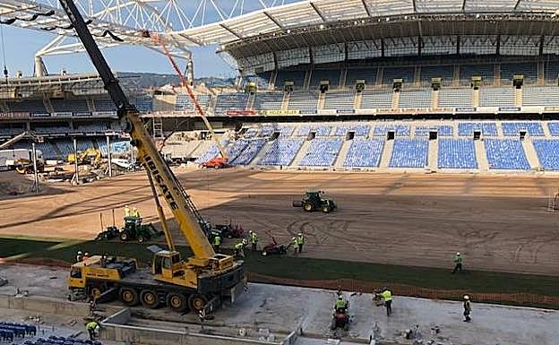 La colocación del césped ha empezado este lunes en Anoeta. 