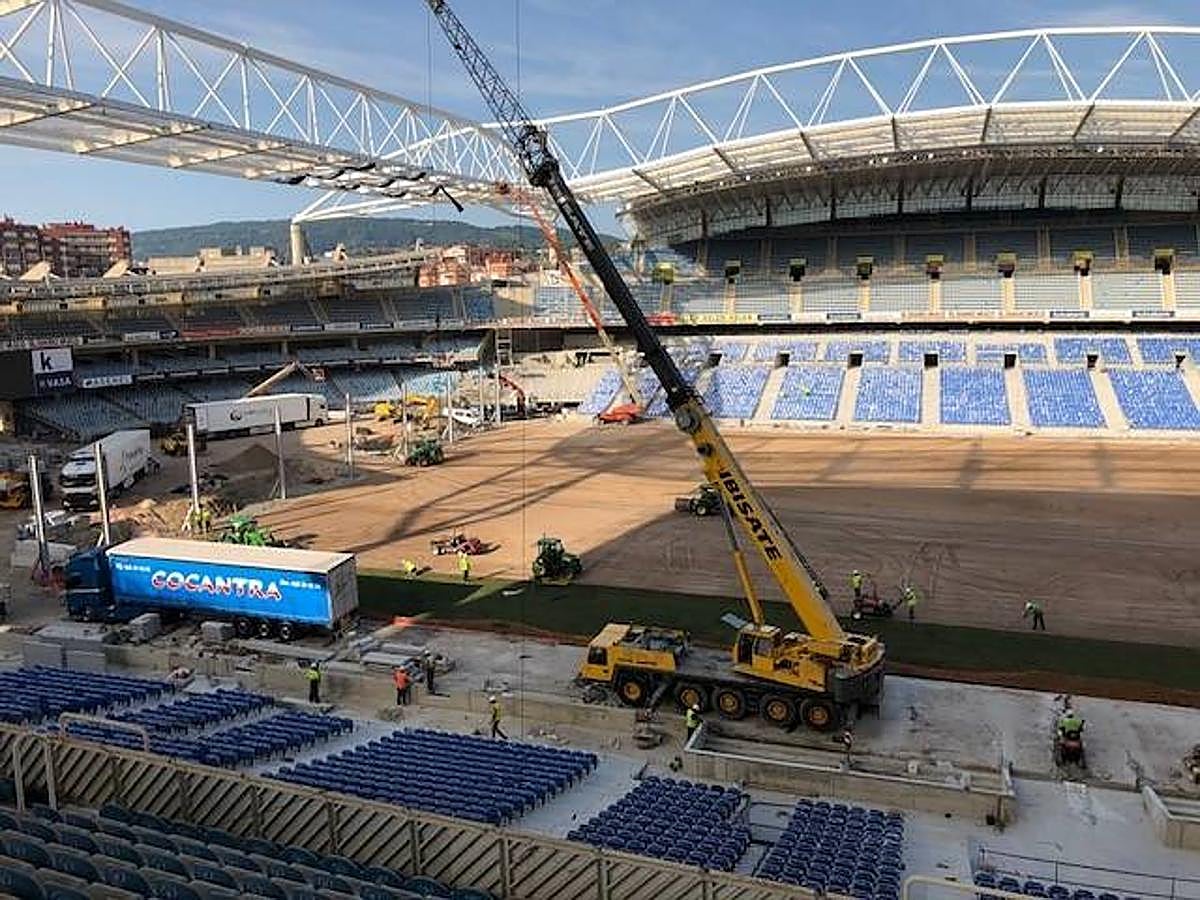Este lunes ha dado comienzo la instalación del nuevo césped en el estadio txuri-urdin. El arranque ha sido por la Tribuna Oeste