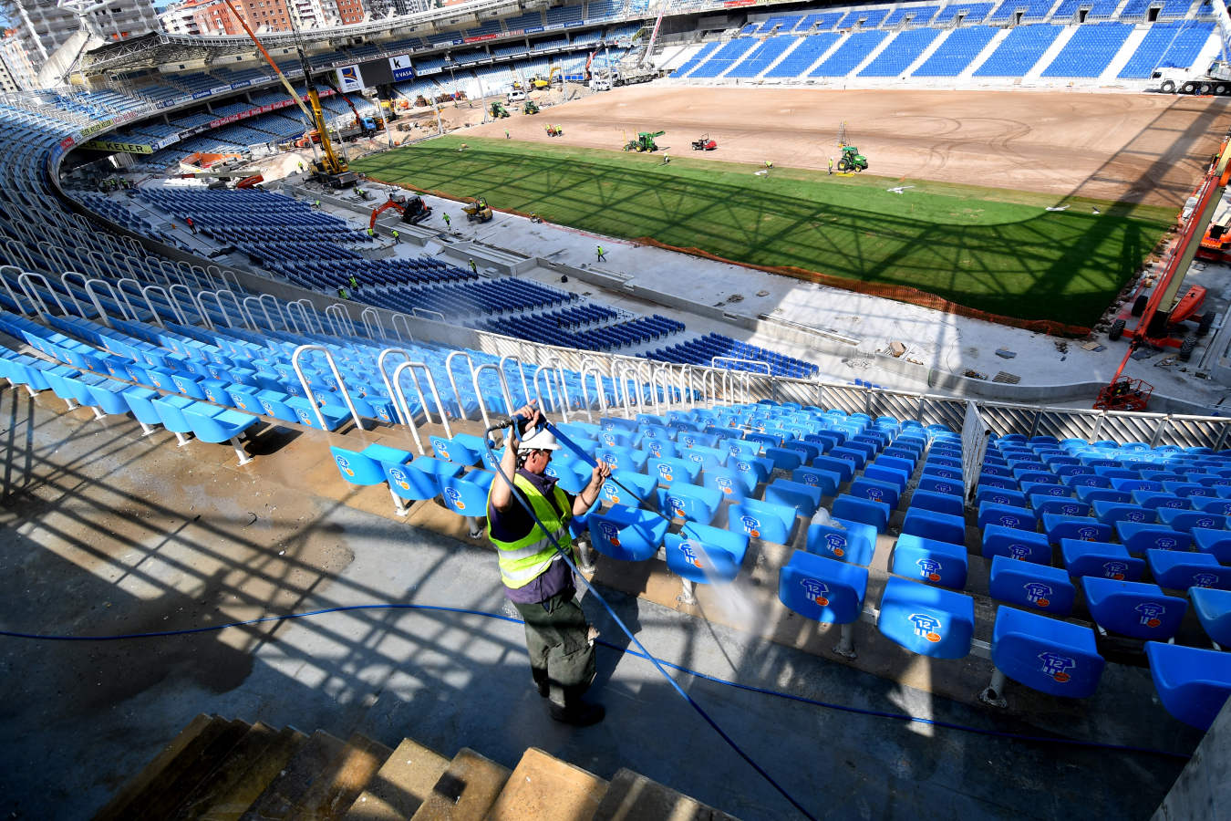 Después de semanas de incesante trabajo, el terreno de juego va cogiendo forma. Algunos operarios también hn estado limpiando las gradas