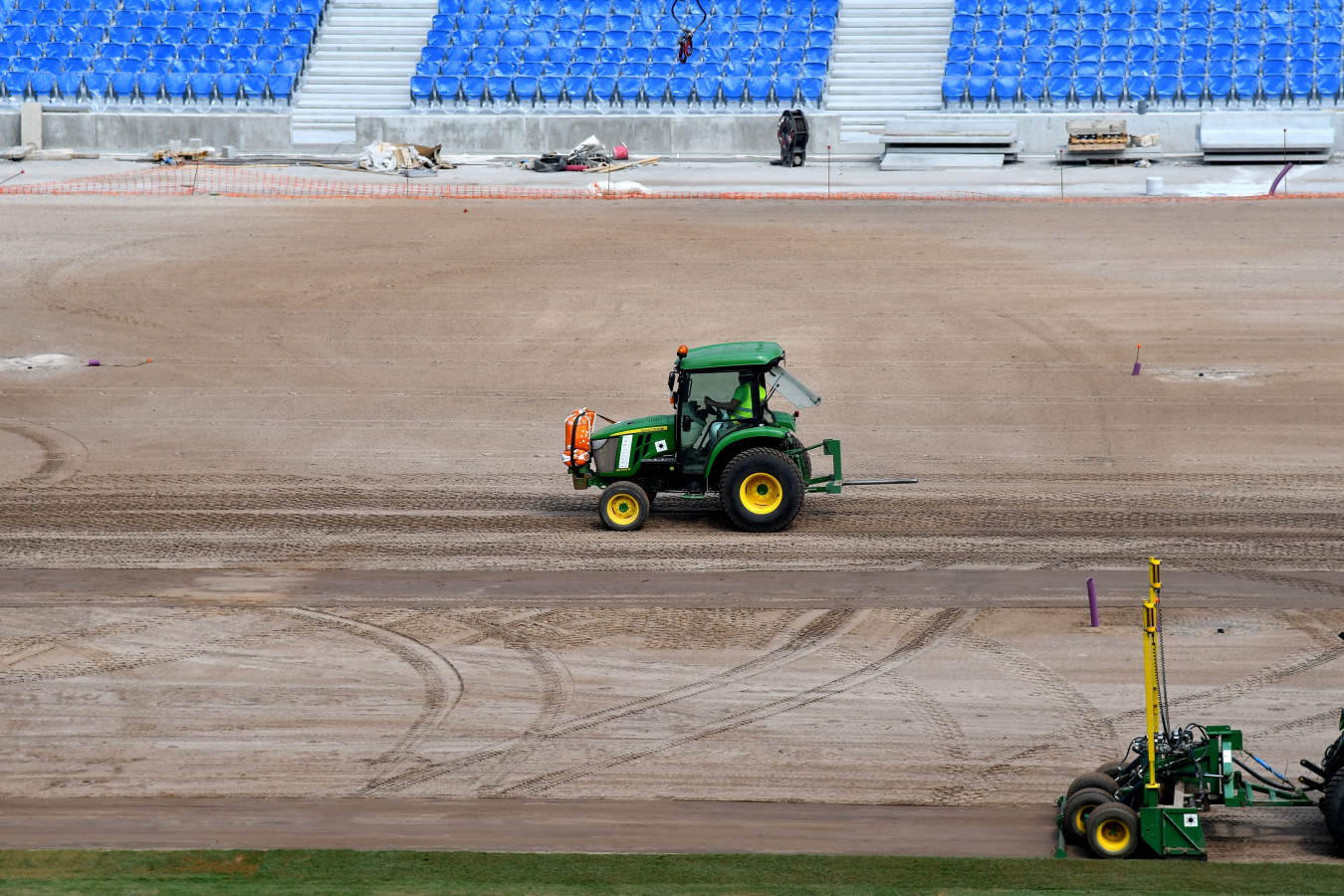 Después de semanas de incesante trabajo, el terreno de juego va cogiendo forma. Algunos operarios también hn estado limpiando las gradas