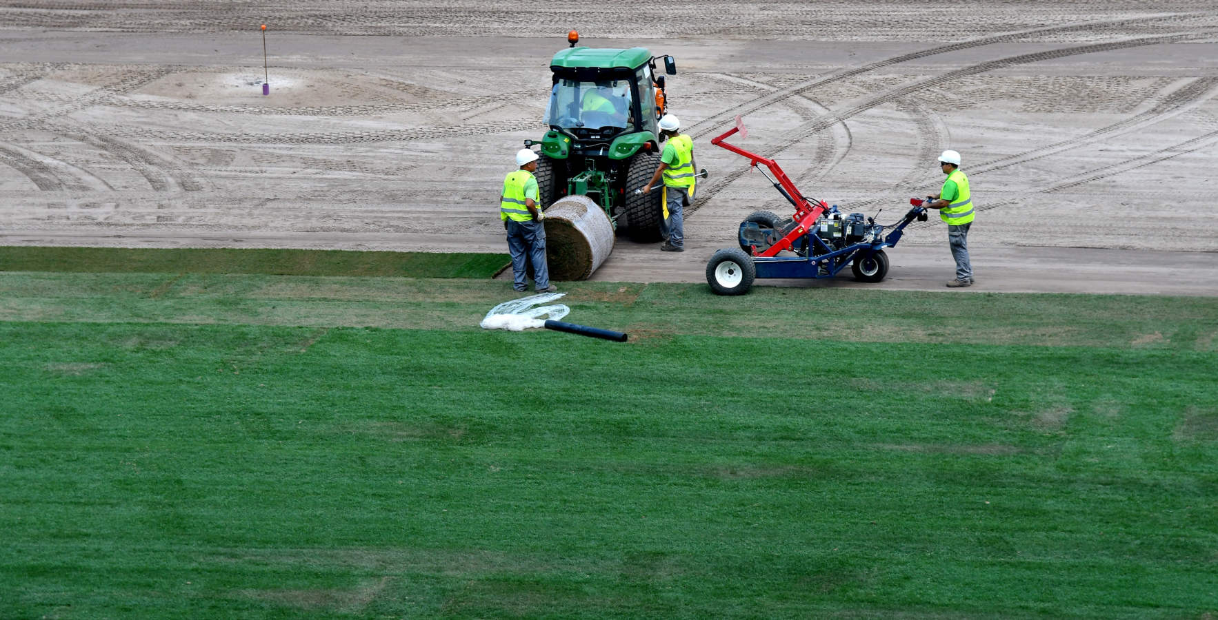 Después de semanas de incesante trabajo, el terreno de juego va cogiendo forma. Algunos operarios también hn estado limpiando las gradas