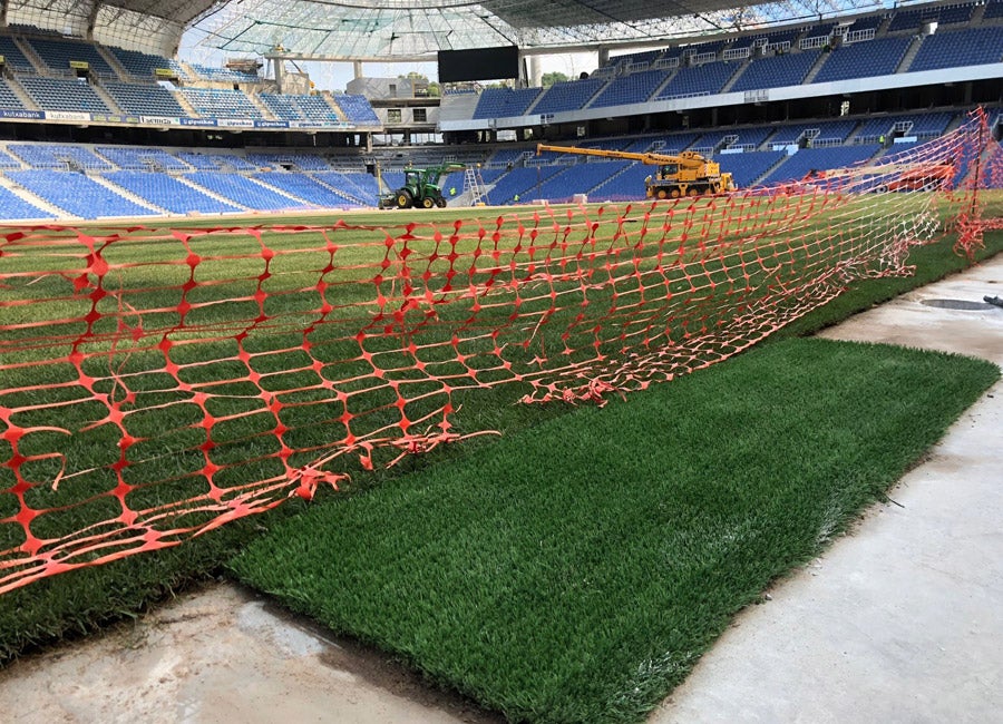 Después de semanas de incesante trabajo, el terreno de juego va cogiendo forma. Algunos operarios también hn estado limpiando las gradas