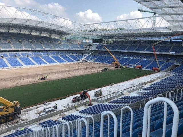 Después de semanas de incesante trabajo, el terreno de juego va cogiendo forma. Algunos operarios también hn estado limpiando las gradas