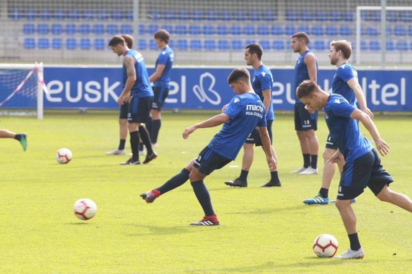 Los jugadores de la Real Sociedad se han vuelto a ejercitar en una nueva sesión en Zubieta.
