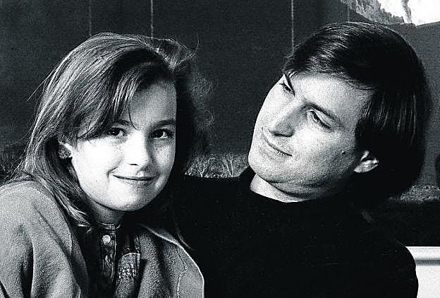 Lisa Brennan-Jobs con su padre, Steve Jobs, en 1989. 