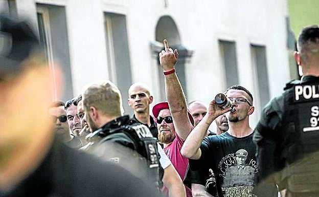 Un grupo de neonazis alemanes con parafernalia hitleriana, vigilados por la Policía en Ostritz 