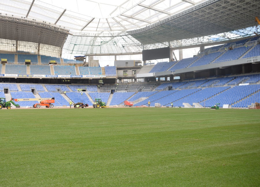 Las obras siguen a un ritmo vertiginoso tanto dentro, con la instalación de los últimos tepes de césped, como fuera, con una grada Sur cada vez más azul.