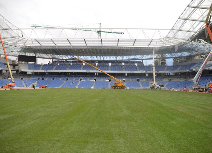 Las obras siguen a un ritmo vertiginoso tanto dentro, con la instalación de los últimos tepes de césped, como fuera, con una grada Sur cada vez más azul.