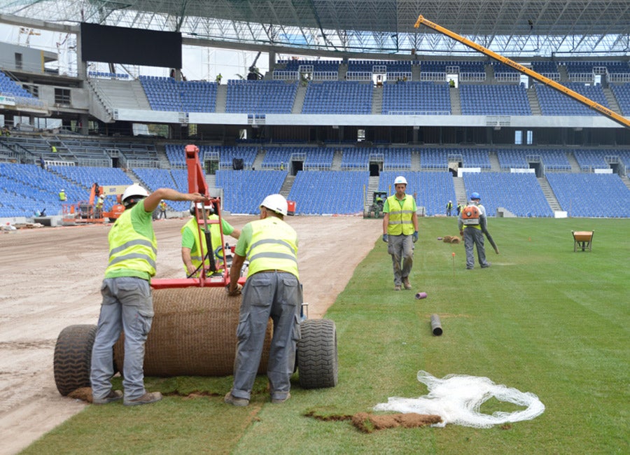 Las obras siguen a un ritmo vertiginoso tanto dentro, con la instalación de los últimos tepes de césped, como fuera, con una grada Sur cada vez más azul.
