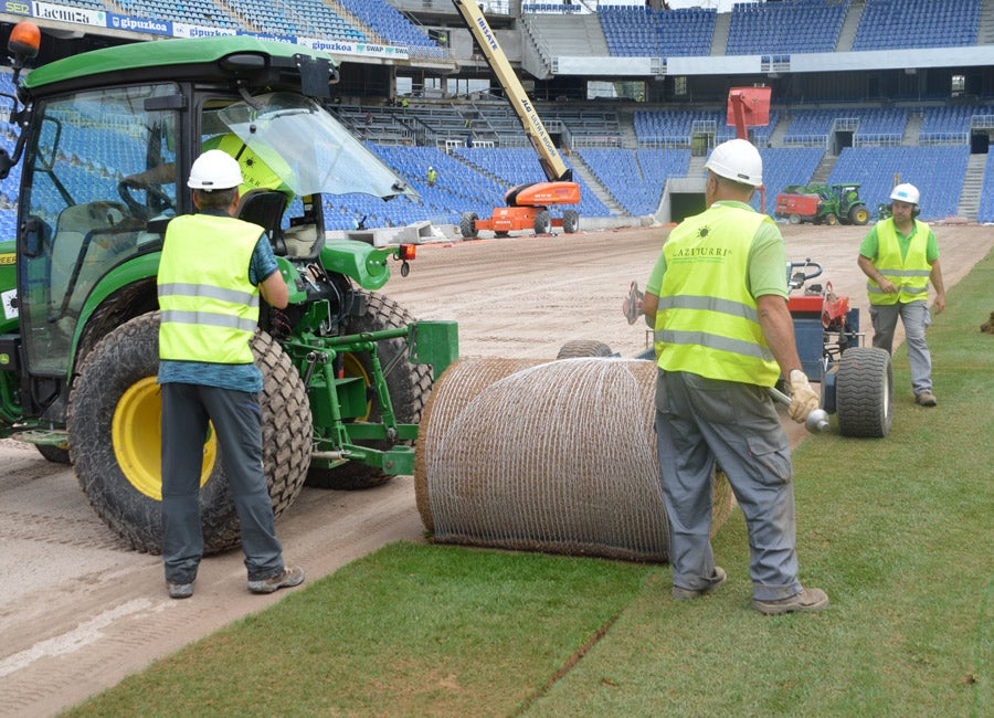 Las obras siguen a un ritmo vertiginoso tanto dentro, con la instalación de los últimos tepes de césped, como fuera, con una grada Sur cada vez más azul.