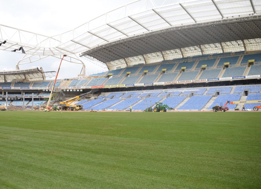 Las obras siguen a un ritmo vertiginoso tanto dentro, con la instalación de los últimos tepes de césped, como fuera, con una grada Sur cada vez más azul.