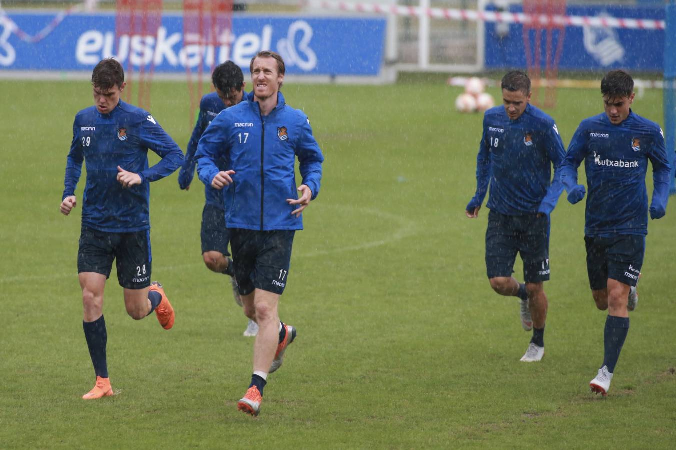 Los hombres de Garitano se han entrenado bajo la lluvia con la presencia de muchos canteranos.