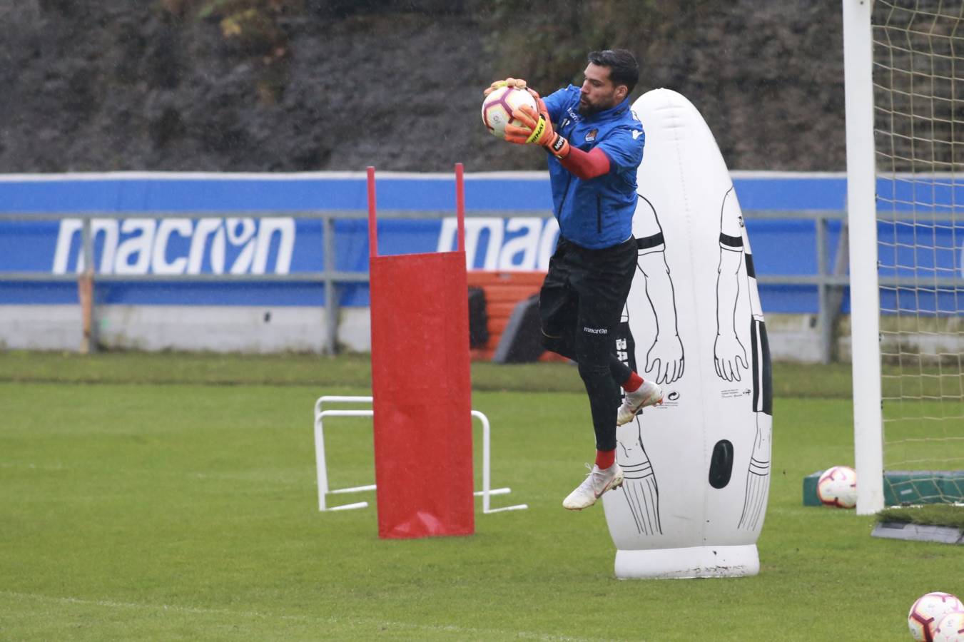Los hombres de Garitano se han entrenado bajo la lluvia con la presencia de muchos canteranos.