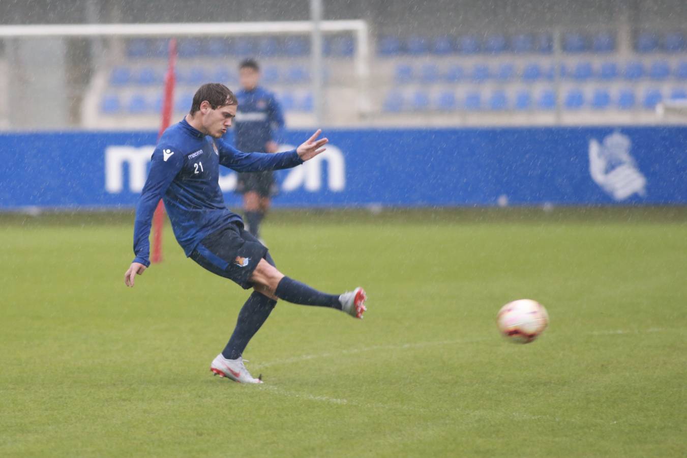 Los hombres de Garitano se han entrenado bajo la lluvia con la presencia de muchos canteranos.