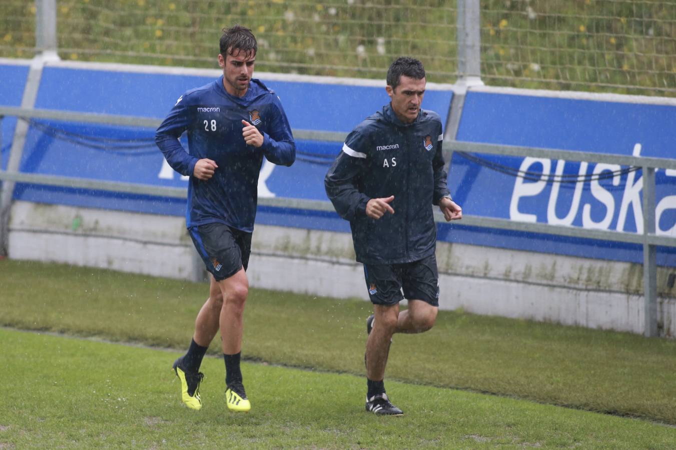 Los hombres de Garitano se han entrenado bajo la lluvia con la presencia de muchos canteranos.