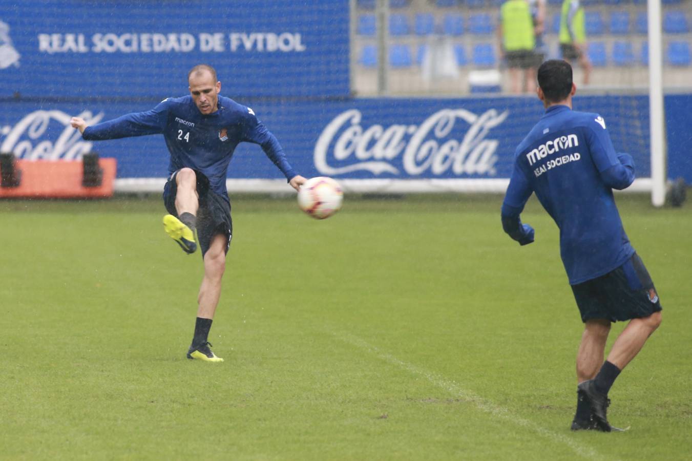 Los hombres de Garitano se han entrenado bajo la lluvia con la presencia de muchos canteranos.