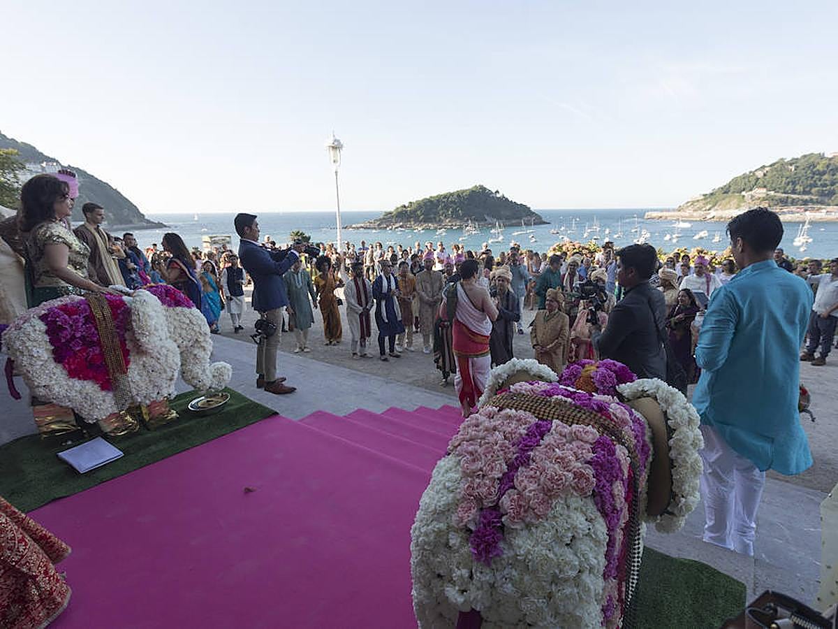 Un hindú y una filipina se casan en Donostia por los ritos católico e hindú