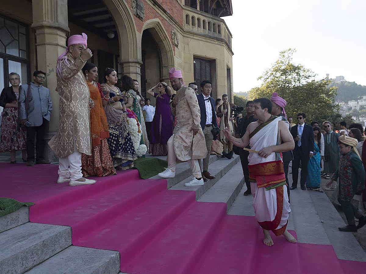 Un hindú y una filipina se casan en Donostia por los ritos católico e hindú