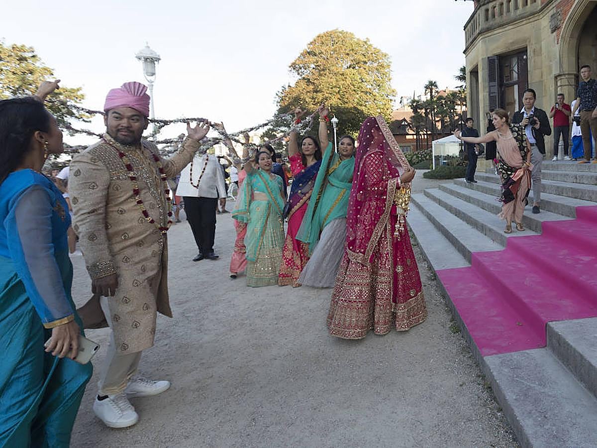 Un hindú y una filipina se casan en Donostia por los ritos católico e hindú