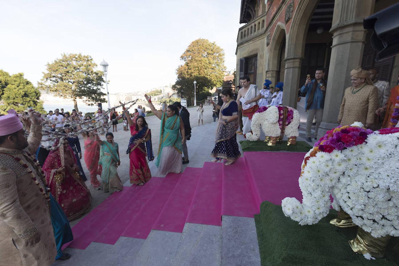 Un hindú y una filipina se casan en Donostia por los ritos católico e hindú