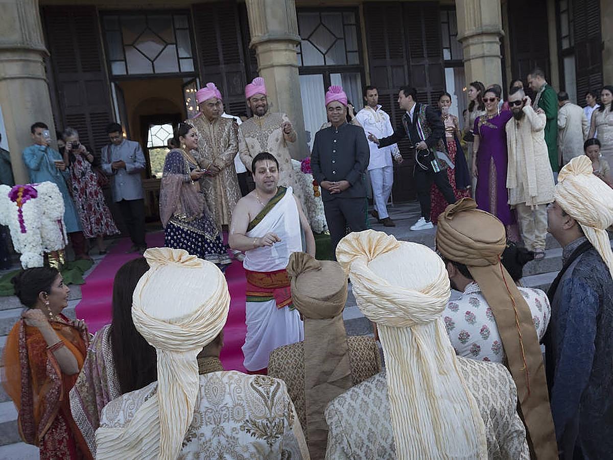 Un hindú y una filipina se casan en Donostia por los ritos católico e hindú