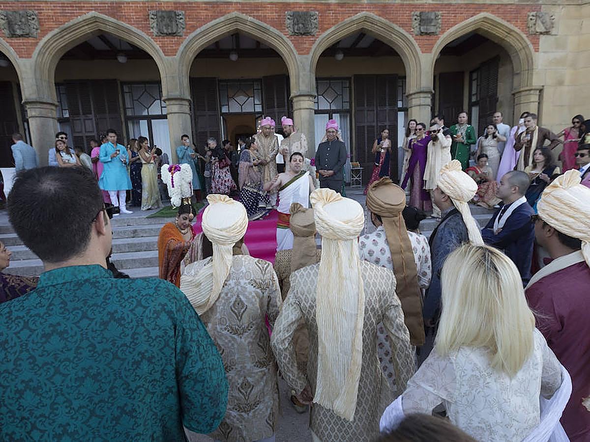 Un hindú y una filipina se casan en Donostia por los ritos católico e hindú